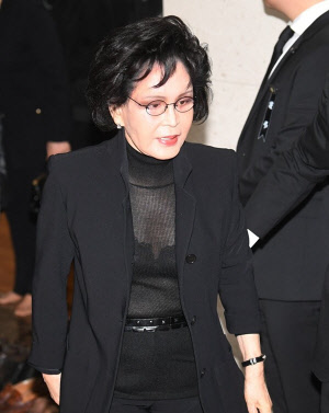 이명희(사진) 신세계그룹 회장이 21일 오후 서울 송파구 아산병원 장례식장에 마련된 고 신격호 롯데그룹 명예회장의 빈소에서 조문을 마친 후 이동하고 있다.<연합뉴스>